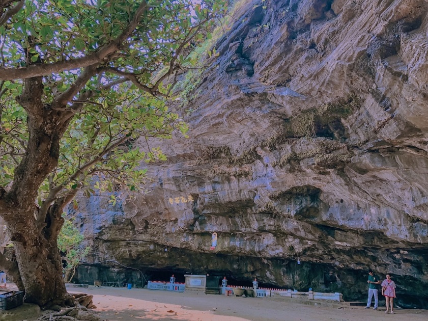 Chùa Hang Lý Sơn
