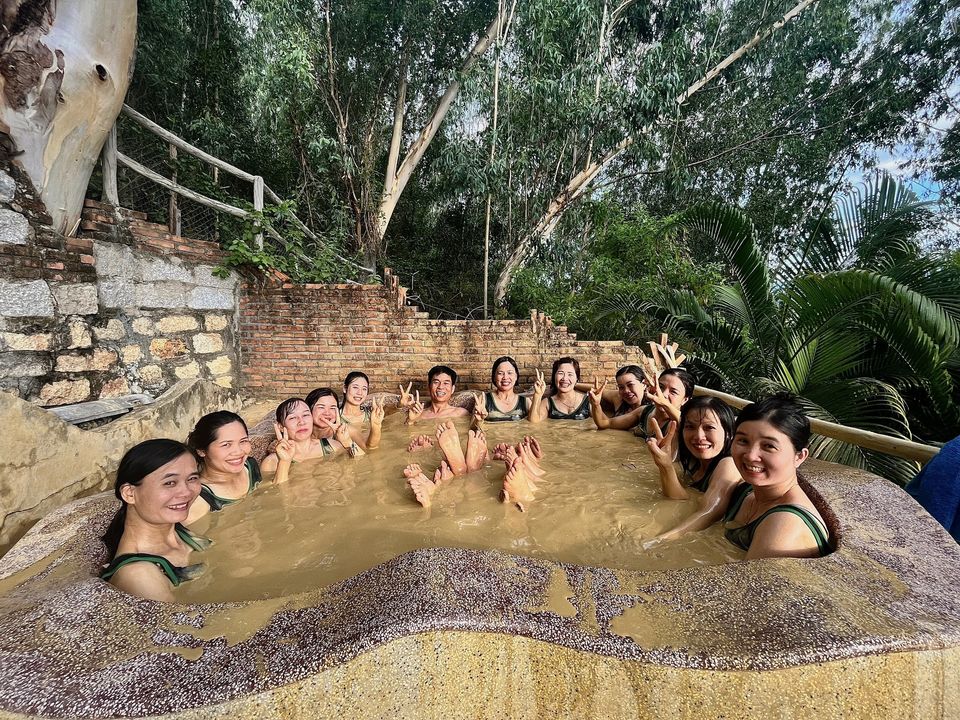 Tắm bùn Tháp Bà