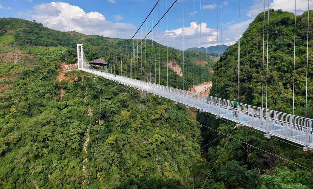Cầu kính Bạch Long
