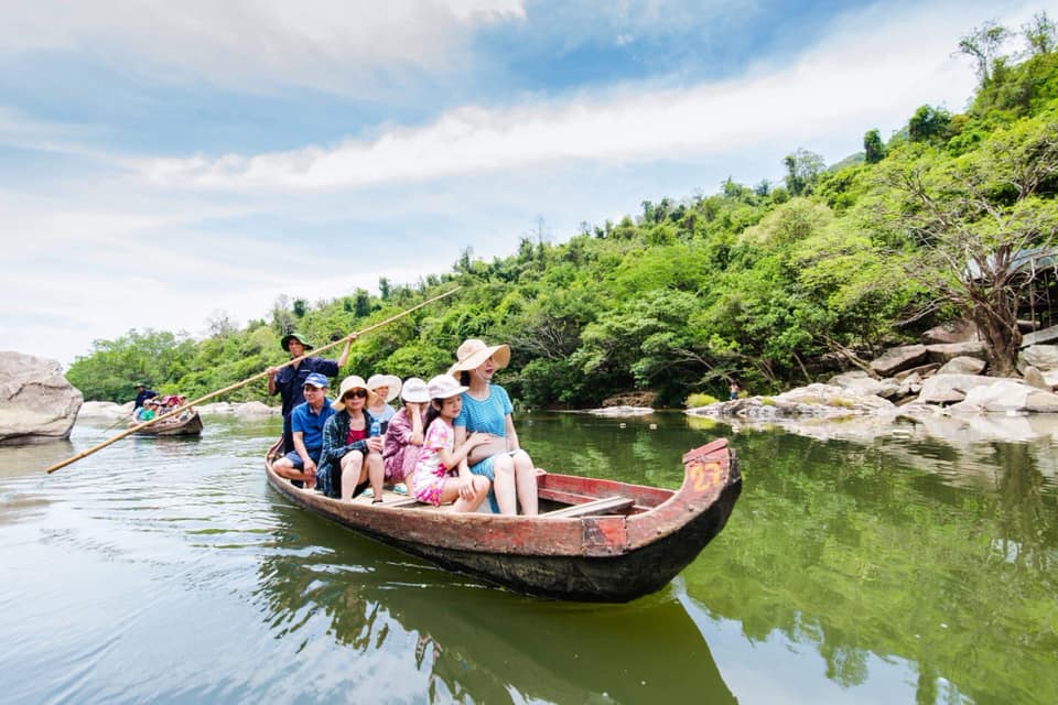 Du thuyền trên sông Kut
